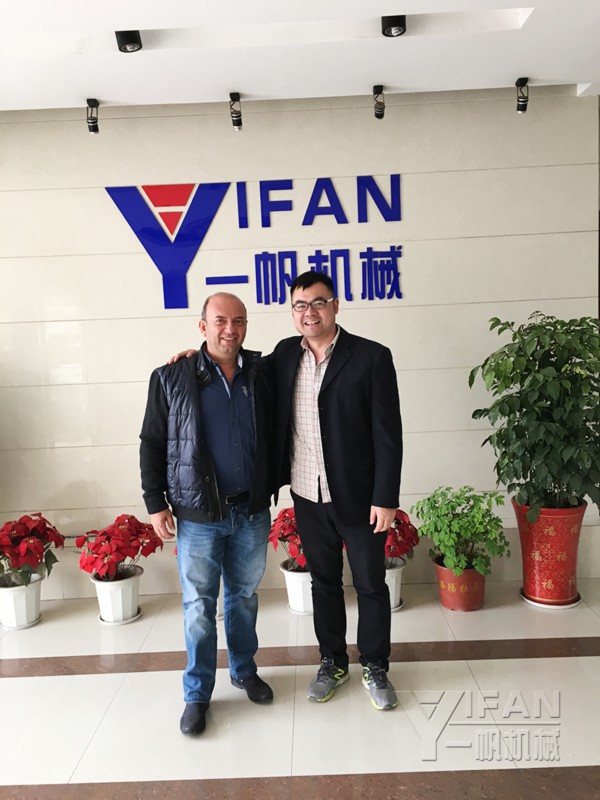 客戶與一帆人合影留念 客戶與一帆人合影留念